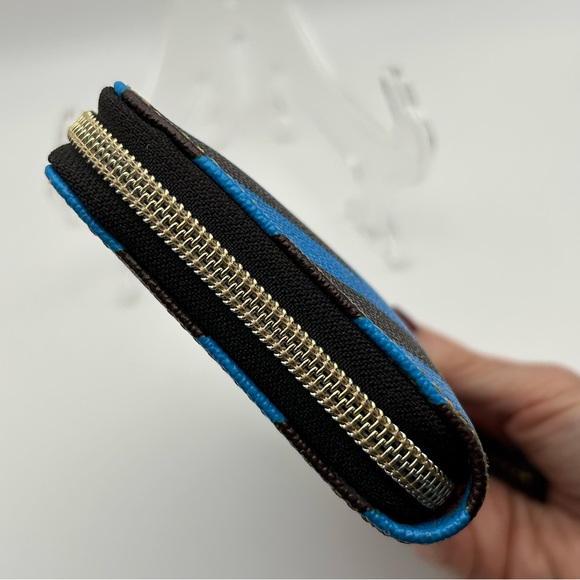 Dooney & Bourke BROWN with Blue Chevron Zip Around Wallet NWOT - Picture 10 of 12